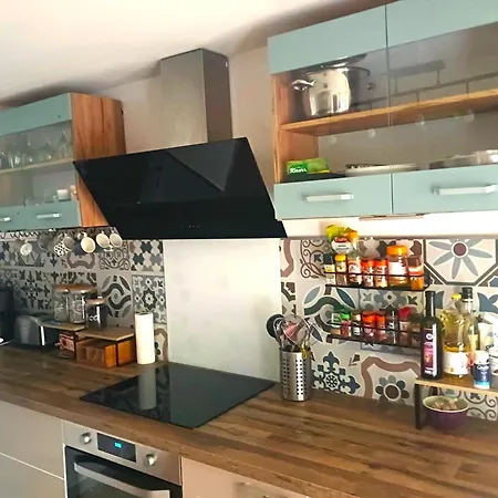 Alloggio in famiglia La Vendegeoise - Chaleureux 10p - Jardin- Piscine Ext Chauffée Partagée De Mai à Septembre